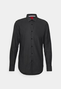 Czarna koszula z długim rękawem i kołnierzykiem na guziki, cechująca się gładką fakturą tkaniny, czarnymi guzikami oraz kontrastującą czerwoną wewnętrzną metką.
