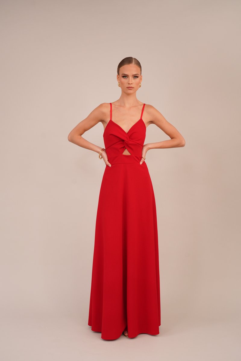 Maxi abito rosso realizzato in tessuto morbido con spalline sottili, caratterizzato da un dettaglio anteriore attorcigliato e un'apertura in vita. Design lungo fino al pavimento.
