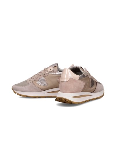Sneakers beige e taupe realizzati in camoscio e pelle, con accenti testurizzati e suola in gomma. Presentano un dettaglio metallico sul lato.