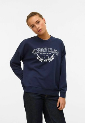 Marineblå crewneck sweatshirt med "TENNIS CLUB" grafik og laurbærdesign i hvid. Har en afslappet pasform og ribbede manchetter og kant.