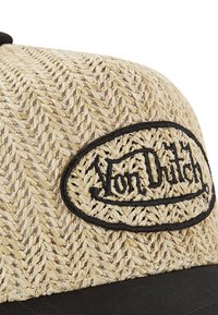Casquette en paille avec un design tissé en beige, une visière en tissu noir et un patch brodé noir avec le texte "Von Dutch".