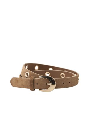 Ceinture en daim marron clair avec boucle ronde en argent et plusieurs œillets en métal tout le long, enroulée sur fond blanc.