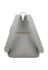 Zaino grigio in pelle strutturata con due spallacci regolabili, una tasca con zip e un dettaglio logo in metallo frontale.