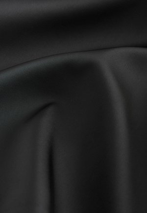 Mustmust kangas, millel on sile ja matt tekstuur. Materjal on pehmed voldid ja peent sädelust, mis rõhutab selle kergust ja voolavust.