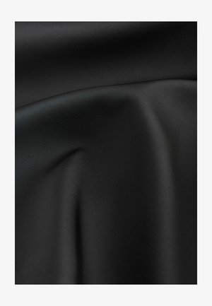 Mustmust kangas, millel on sile ja matt tekstuur. Materjal on pehmed voldid ja peent sädelust, mis rõhutab selle kergust ja voolavust.