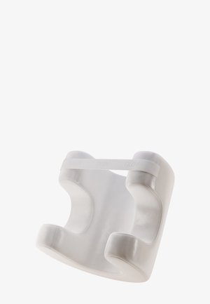 Weißes, ergonomisch gestaltetes Kopf- und Nackenstützkissen mit abgerundeten Kanten und einer zentralen Öffnung. Glatte Oberfläche mit markantem Riemendetail.