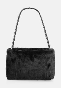 Schwarze Handtasche aus Kunstfell in rechteckiger Form, mit einem geflochtenen Kettenhenkel. Die Textur ist weich und das Design ist einfach und elegant.