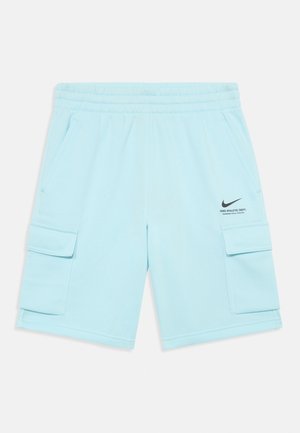 Jasnoniebieskie sportowe spodenki Nike z elastycznym pasem, bocznymi kieszeniami, kieszeniami cargo oraz czarnym logo Nike na prawej udzie.