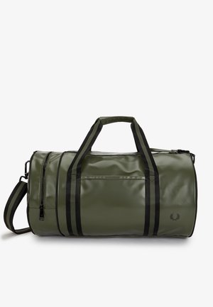 Bolsa cilíndrica tipo duffel de color verde oliva con correas negras, bolsillo lateral con cremallera y pequeño logo bordado en la parte inferior derecha del frontal.
