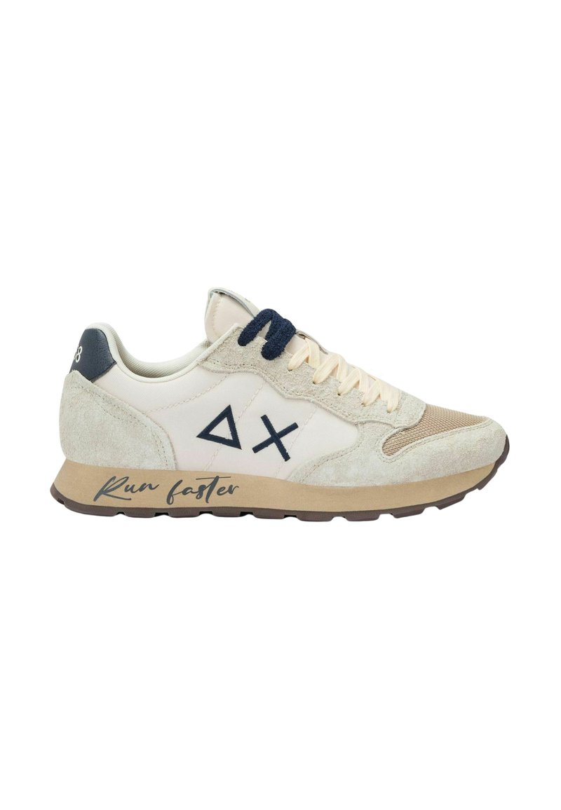 Sneaker con tomaia beige e crema, materiali in suede e mesh, lacci blu scuro e dettagli neri; "Corri più veloce" stampato sulla suola.