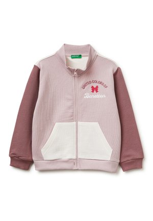 Lichtroze jas met volledige ritssluiting, donkerdere roze mouwen, witte voorzakken en het "United Colors of Benetton" logo geborduurd op de borst.