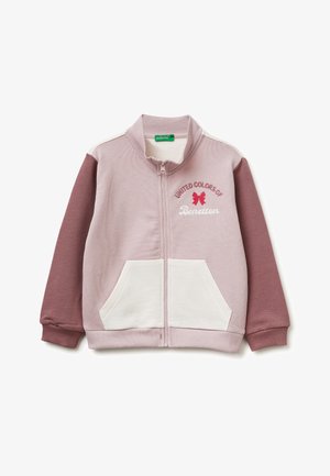 Hellrosa Jacke mit durchgehendem Reißverschluss, dunkleren pinkfarbenen Ärmeln, weißen Fronttaschen und dem auf der Brust gestickten "United Colors of Benetton"-Logo.
