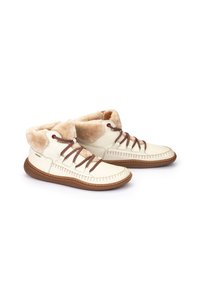Botines de cuero blanco con forro de pelaje sintético, cordones marrones y suelas de goma. Costuras decorativas a lo largo de los bordes para un detalle adicional.