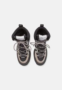 Czarno-szare sneakersy typu high-top z teksturowanym wzorem, w materiałach z siateczki i tkaniny, wyraźnymi sznurówkami oraz pętelką na pięcie.