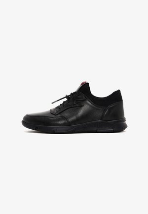 Czarne skórzane sneakersy z teksturowanym czarnym meshowym kołnierzem, okrągłym noskiem i gumową podeszwą. Posiadają tradycyjne sznurowanie oraz subtelny czerwony akcent.