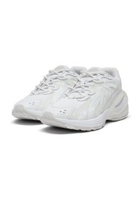 Scarpe sportive bianche con una tomaia in tessuto texturizzato, dettagli riflettenti e suola imbottita. Presentano un sistema di allacciatura e fori di ventilazione.