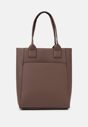 Sac cabas en cuir marron avec deux poignées et une poche avant, présenté sur un fond clair uni.