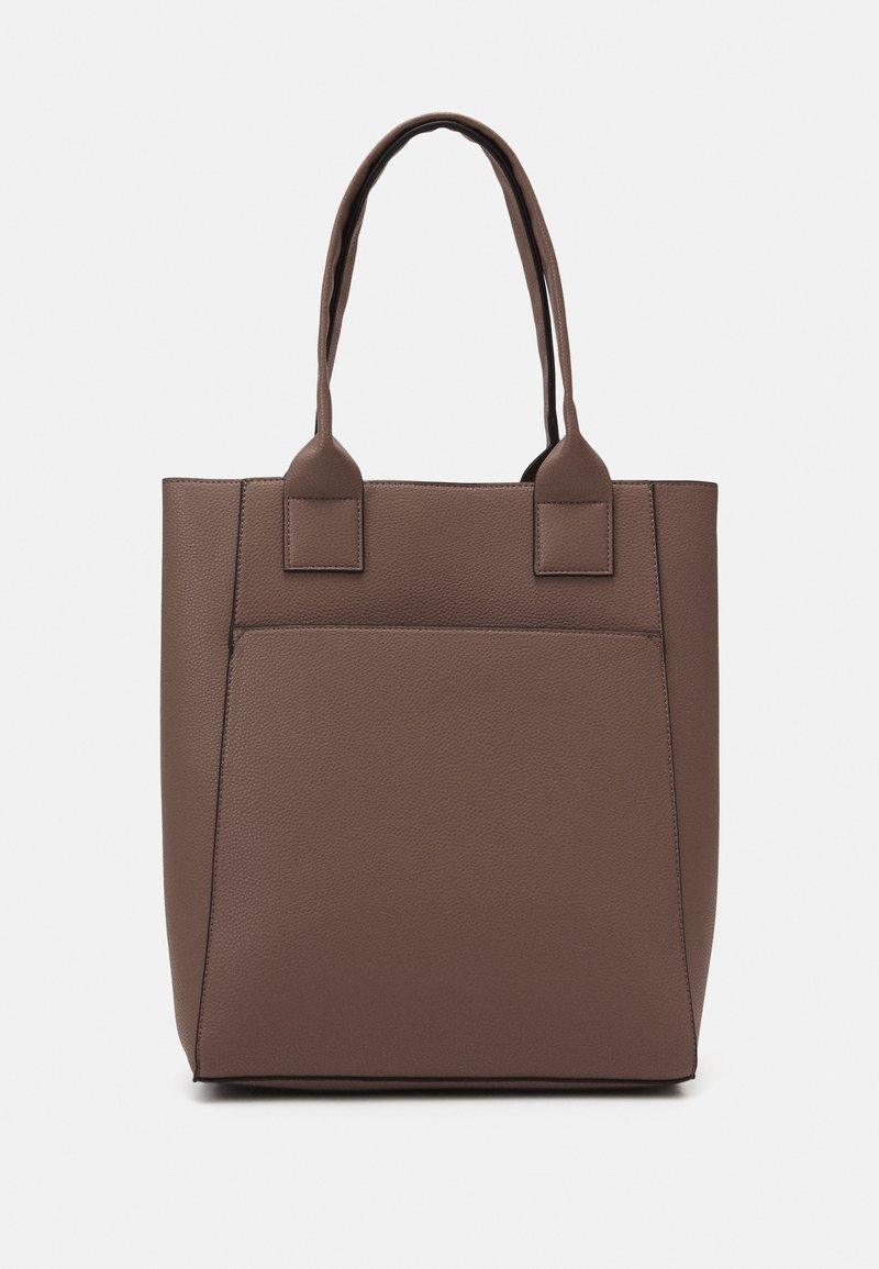 Sac cabas en cuir marron avec deux poignées et une poche avant, présenté sur un fond clair uni.
