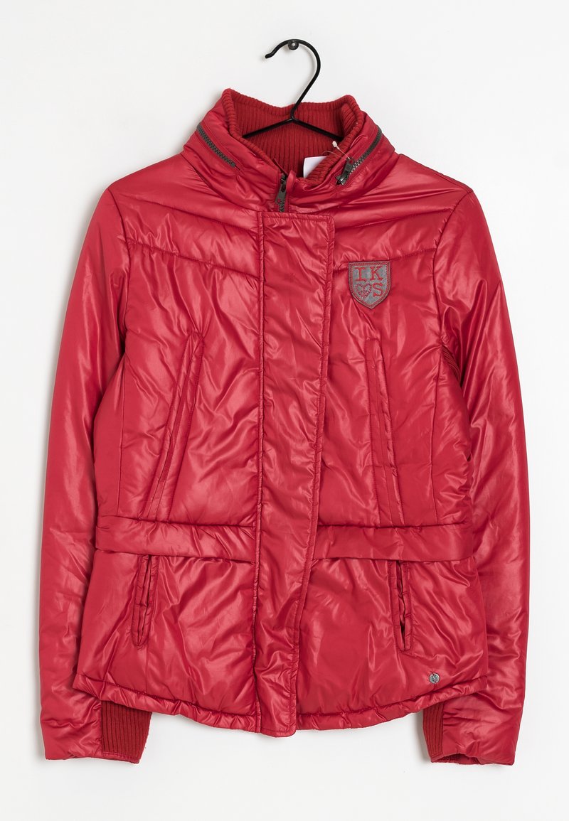 Rød polstret jakke med højt krave, lynlås i front, sidelommer, ribbede manchetter og et logo patch på venstre bryst. Glat, skinnende tekstur.