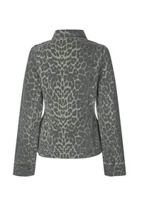 Graue Jeansjacke mit einem Leopardenmuster, in taillierter Form, mit Kragen und langen Ärmeln. Enthält sichtbare Nähte.