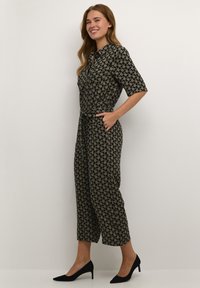 Kaffe ARUTHIE CROPPED AOP  - Salopetă - black feather g small flower