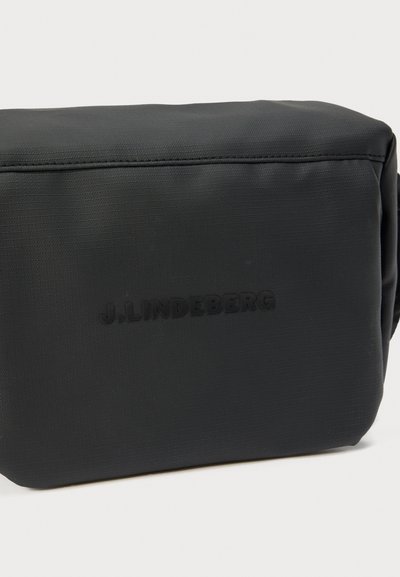 Μαύρο ορθογώνιο τσαντάκι με υφή και ανάγλυφο λογότυπο "J.LINDEBERG" στην μπροστινή πλευρά.