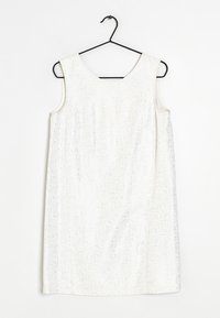 Bezrukávové bílé šaty s texturovaným vzorem, kulatým výstřihem a volným střihem, visící na černém kovovém ramínku.