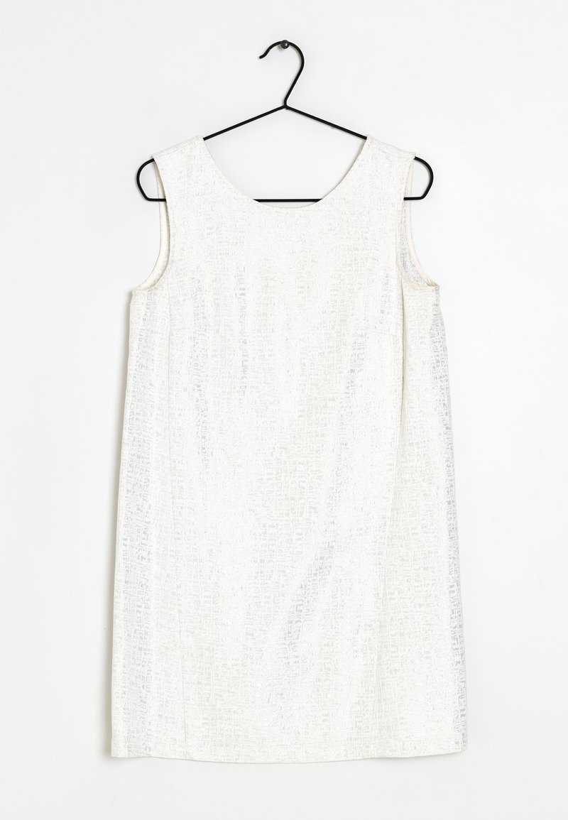 Bezrukávové bílé šaty s texturovaným vzorem, kulatým výstřihem a volným střihem, visící na černém kovovém ramínku.