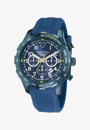 Zegarek chronograf Nautica z niebieskim paskiem z gumy, ciemnoniebieską tarczą, białymi znacznikami godzin, żółtymi detalami, tachymetrem i wieloma subtarczami.