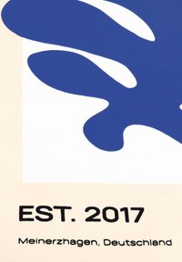 Blaue abstrakte Form auf einem cremefarbenen Hintergrund mit "EST. 2017" in fetten schwarzen Buchstaben und "Meinzerzhagen, Deutschland" darunter.