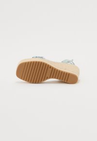 Thumbnail Image 5