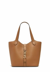 Torebka tote w odcieniu brązowym z teksturowanym wykończeniem, wyposażona w dwa uchwyty oraz wyraźny złoty akcent w postaci łańcucha przy zapięciu. Minimalistyczny design.