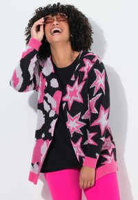 Strickjacke in Schwarz mit rosa, weißen und grauen Sternen und abstrakten Mustern. Verfügt über lange Ärmel und einen tiefen V-Ausschnitt.