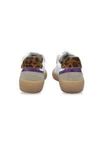 Baskets avec une tige en cuir blanc, des accents en imprimé léopard marron et noir, des panneaux violets et gris, et une semelle en caoutchouc beige texturée.