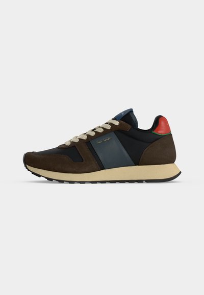 Baskets marron et noires avec semelle et lacets beige, panneau latéral bleu et accent rouge au talon, vues de profil sur fond uni.
