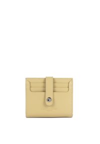 Petit portefeuille en cuir beige avec une sangle à bouton-pression, trois emplacements pour cartes, et "Lancaster Paris" embossé sur le devant.