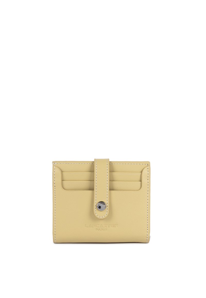 Petit portefeuille en cuir beige avec une sangle à bouton-pression, trois emplacements pour cartes, et "Lancaster Paris" embossé sur le devant.