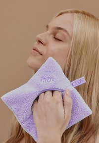 Glov GLOV® DEEP PORE CLEANSING TOWEL FOR WATER-ONLY MAKEUP REMOVAL AND SKIN CLEANSING + HOOK - Ansiktsvårdsset - very berry
