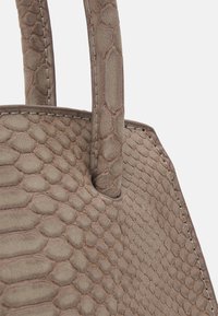 Borsa a tracolla in brown con texture a motivo rettile, manici resistenti e dettagli di cucitura a contrasto lungo i bordi.
