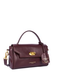 Borsa a mano in pelle bordeaux con design strutturato, hardware dorato, manico superiore, tracolla removibile e un'etichetta decorativa. Presenta una chiusura a pattina.