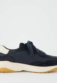 Zapatillas de ante y cuero en color marino con acentos en crema, superficie texturizada, puntera redonda y suela de goma beige gruesa con patrón de tracción moldeado.