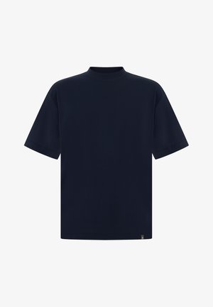 T-shirt blu navy a maniche corte con scollo tondo alto, realizzata in tessuto liscio e leggero. Presenta un'etichetta nell'angolo in basso a sinistra.
