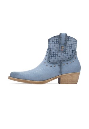 Botín de ante azul claro con parte superior perforada, tachuelas decorativas y tacón de bloque. Presenta una puntera redondeada y una suela en contraste.