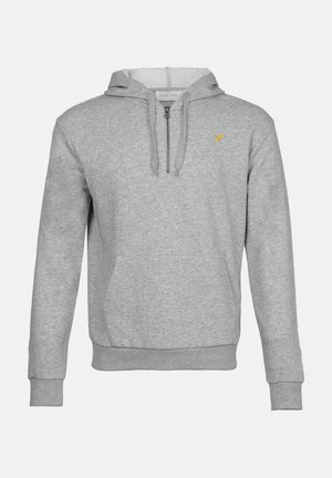 Sudadera gris de manga larga con cremallera frontal, capucha ajustable con cordón, bolsillo tipo canguro y pequeño logo amarillo bordado en el pecho.