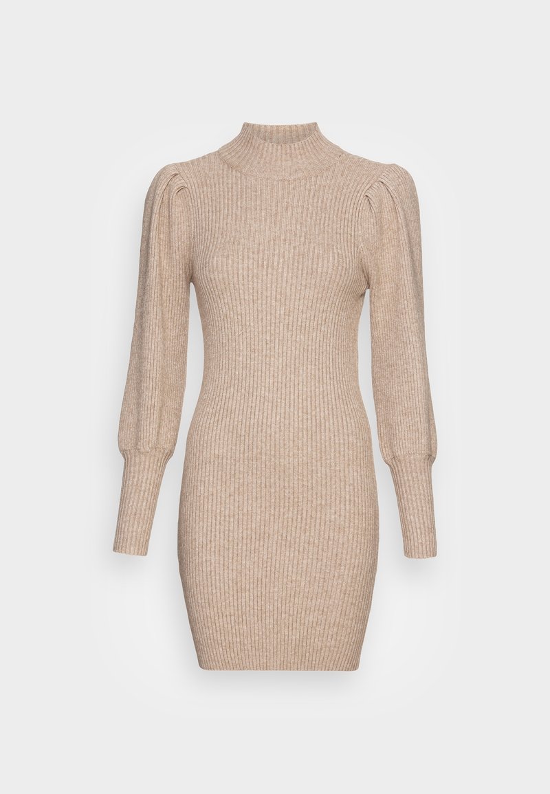 Robe en maille côtelée beige avec col montant, manches longues bouffantes et silhouette ajustée, présentée sur un fond blanc uni.