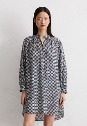 Abito tunica a maniche lunghe in navy, bianco e giallo con motivo geometrico; presenta un colletto alla mandarino e leggeri arricciamenti sulle spalle.