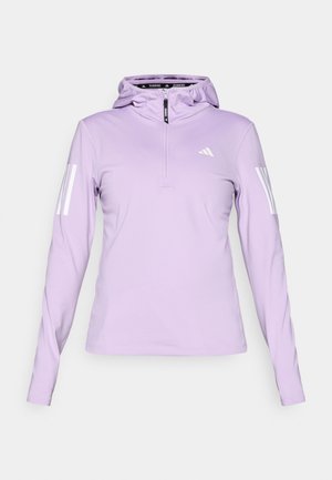 Svetlo fialová mikina s dlhým rukávom a polovičným zipsom, s bielymi trojprúžkovými akcentmi na rukávoch a okrúhlym výstrihom.