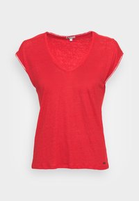 T-shirt rossa a V realizzata in tessuto leggero, con maniche corte e cuciture decorative lungo i bordi e orlo dritto.