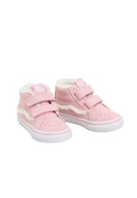Sneakers alta in suede rosa con bordo in pelliccia sintetica bianca, doppie cinghie in Velcro, dettagli perforati e suole in gomma bianca.