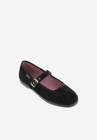 Bailarina de ante negra con punta redonda, una correa delgada y un acento de hebilla dorada. Interior forrado en rosa; suela plana.